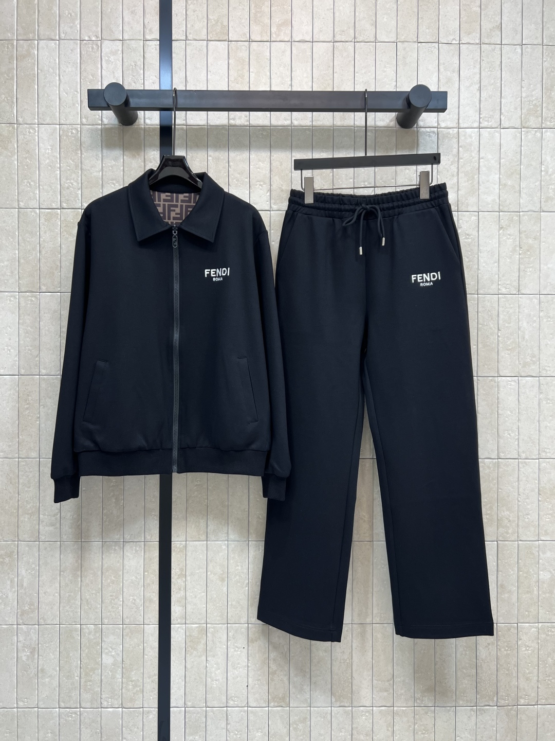 NO:484006,FD Home 25 Early Autumn New Hooded Sports Jacket + High Waist Wide Legs Hooded Solid Color Sweatshirt Jacket is full of youthful vitality, with pockets on both sides, can be worn on both sides, classic full-print FF lettering, a set of matching is full of sports and leisure, age-reducing and clean temperament, essential for daily casual sports, two-color three-code Size/S-M-L,,dior,hoodie, sweatshirts, jackets & coats,hats,alexander wang19860909FD家 25早秋新款 连帽两面穿运动外套+高腰阔腿长裤 连帽纯色卫衣外套充满青春活力气息 两侧插兜点缀 可双面穿 里面经典的满印FF字老花 一套搭配运动休闲感十足 减龄又显干净气质 日常休闲运动必备 两色三码Size/S-M-L,,dior,hoodie,sweatshirts,jackets & coats,hats,alexander wang,Women's clothing