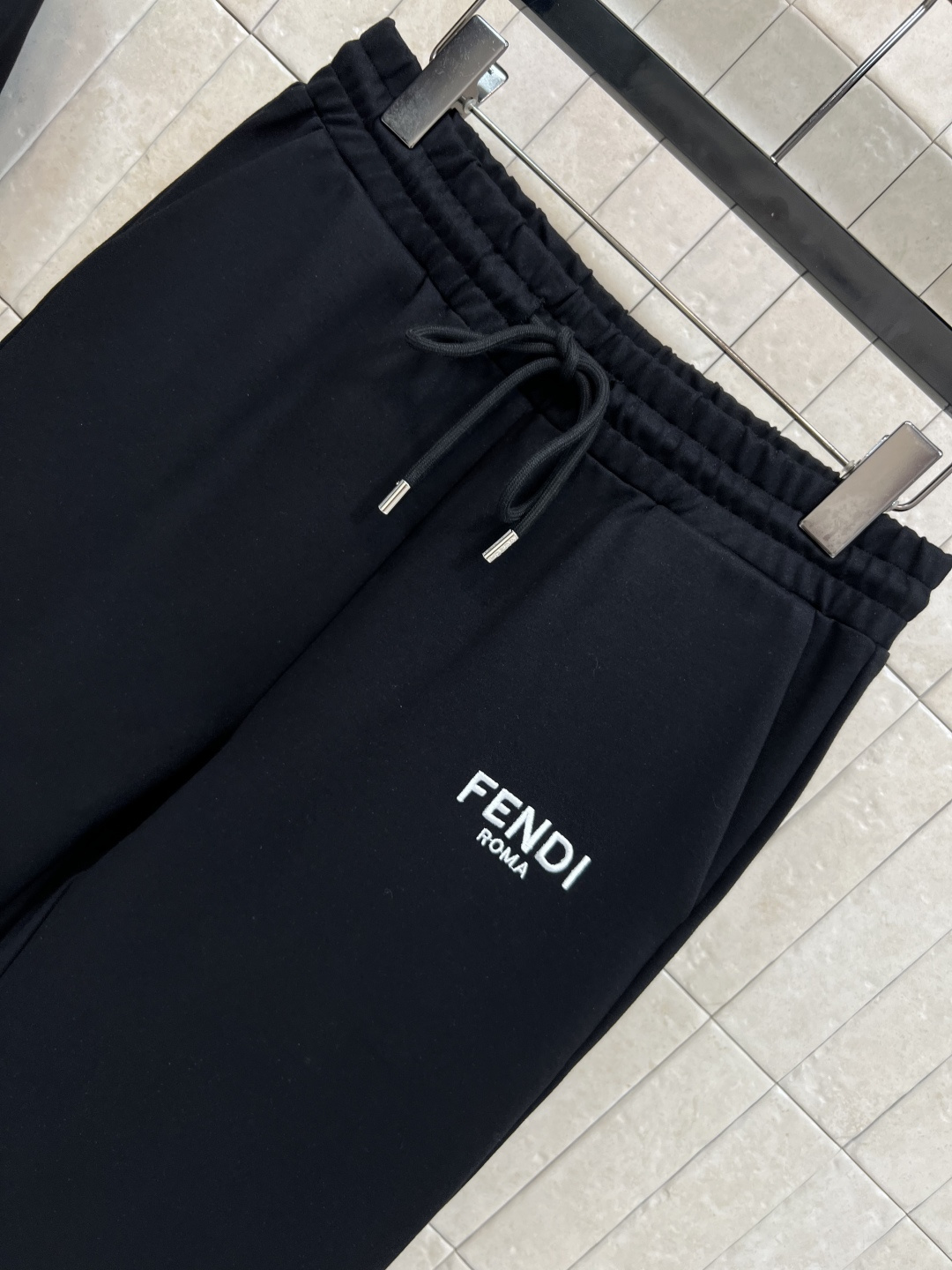 FD家 25早秋新款 连帽两面穿运动外套+高腰阔腿长裤  连帽纯色卫衣外套充满青春活力气息  两侧插兜点