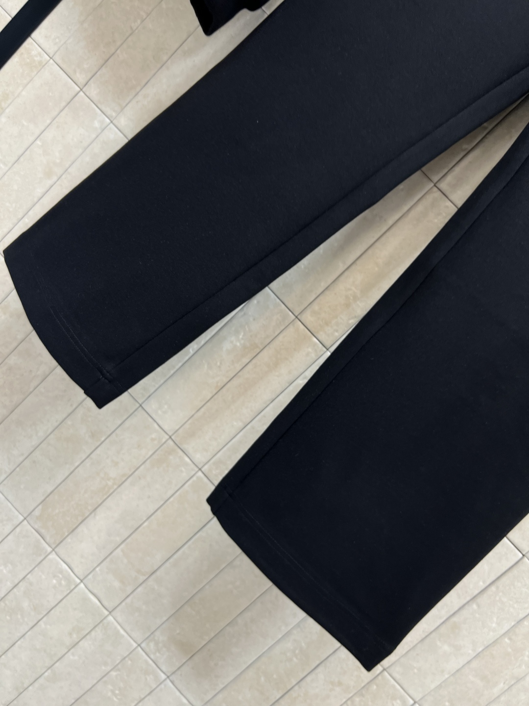 FD家 25早秋新款 连帽两面穿运动外套+高腰阔腿长裤  连帽纯色卫衣外套充满青春活力气息  两侧插兜点