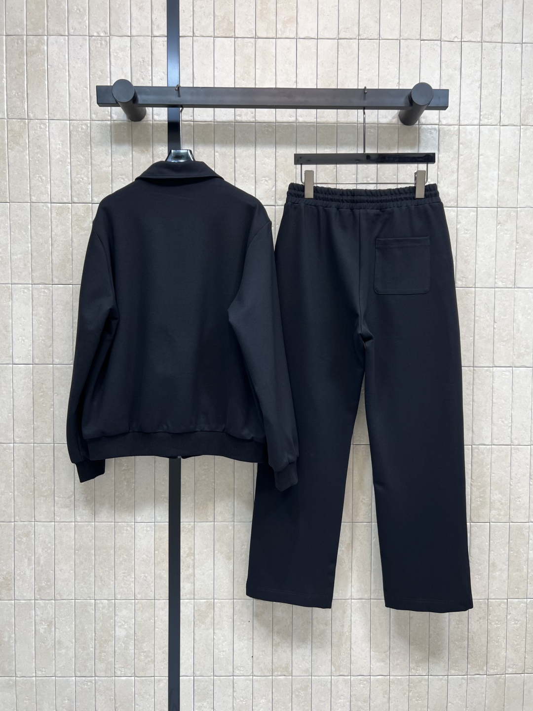 FD家 25早秋新款 连帽两面穿运动外套+高腰阔腿长裤  连帽纯色卫衣外套充满青春活力气息  两侧插兜点
