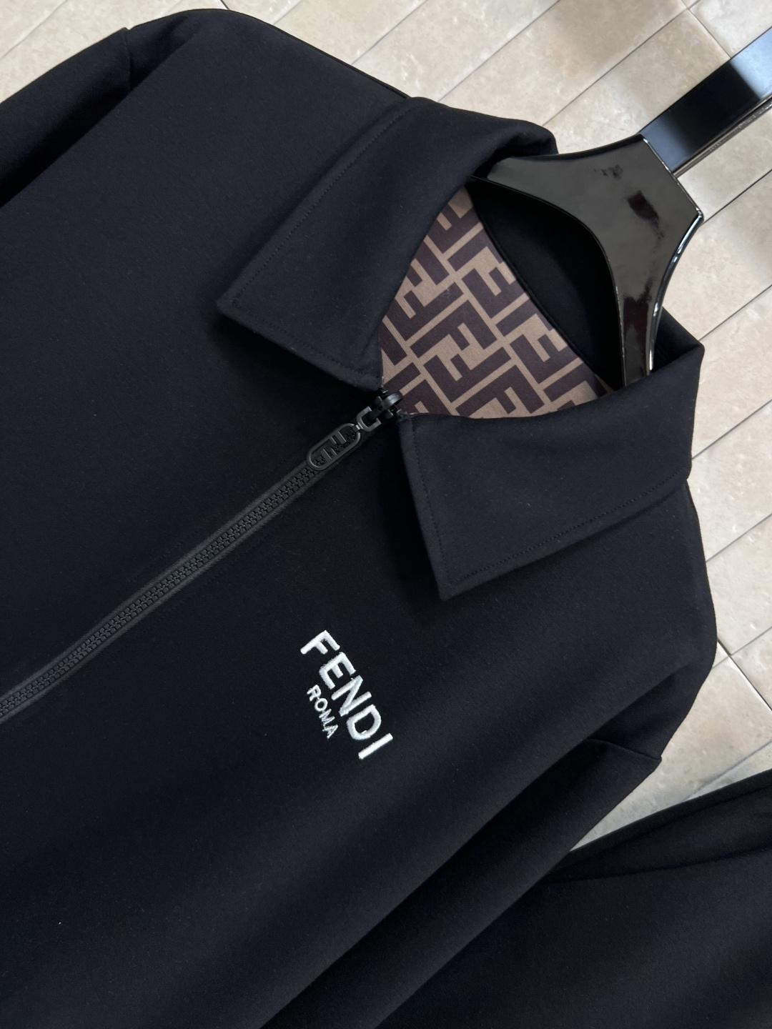 FD家 25早秋新款 连帽两面穿运动外套+高腰阔腿长裤  连帽纯色卫衣外套充满青春活力气息  两侧插兜点