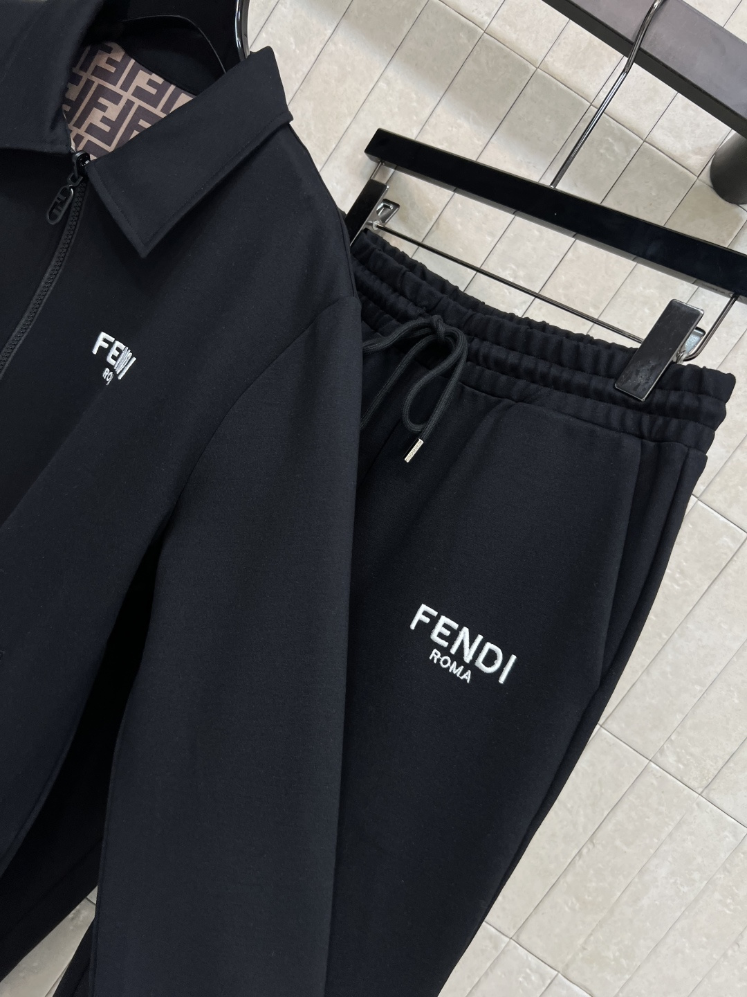 FD家 25早秋新款 连帽两面穿运动外套+高腰阔腿长裤  连帽纯色卫衣外套充满青春活力气息  两侧插兜点