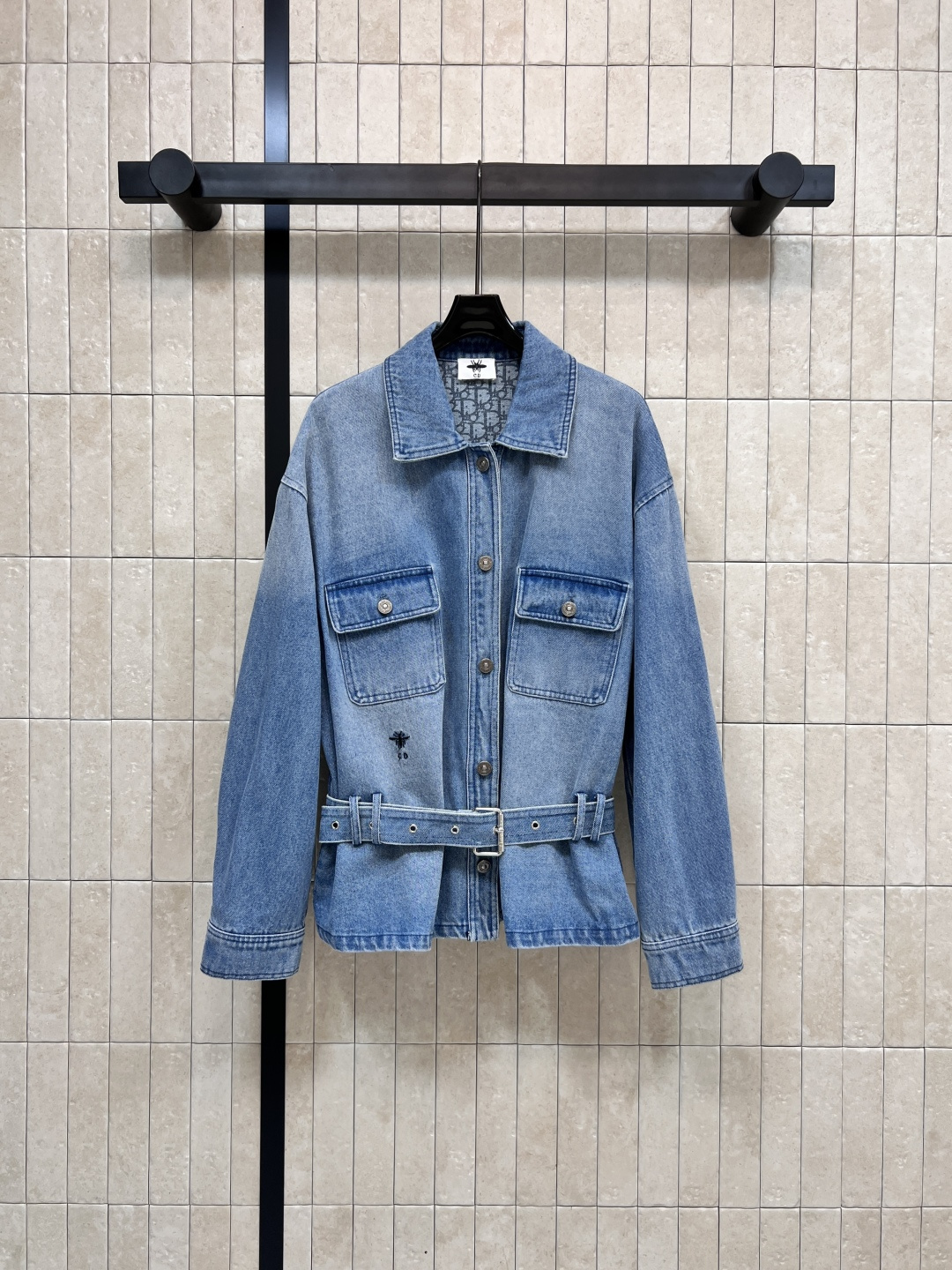 NO:484701,D Home 25 early autumn new style, enzyme washing water nostalgic denim waist coat, classic loose silkworm-shaped fashionable and high-end, waist-hugging design with this cloth belt, original opening film custom metal letter logo hardware buckle decoration, customized inner D letter jacquard denim fabric, versatile, workmanship quality, details, Size/S-M-L,,dior, jackets & coats,alexander wang19860909D家 25早秋新款 酵素洗水怀旧牛仔收腰外套 经典宽松蚕型时髦又高级 搭配本布腰带收腰设计 原版开膜定制金属字母logo五金扣装饰 定制内D字母提花牛仔面料 百搭绝绝子 做工品质看细节Size/S-M-L,,dior,jackets & coats,alexander wang,Women's clothing