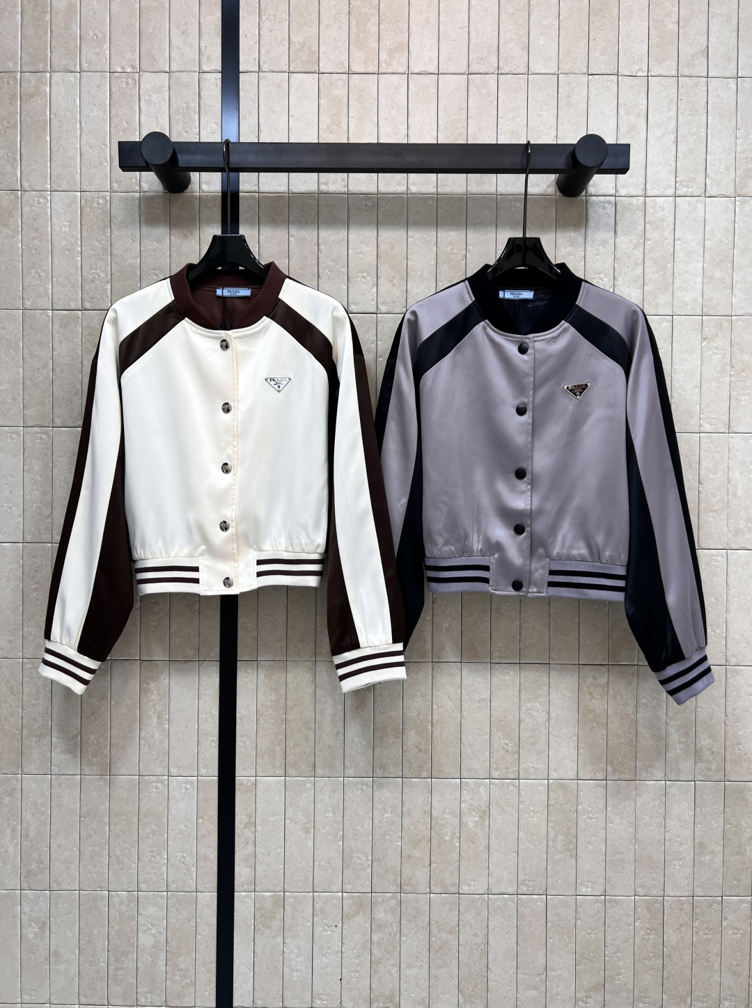 NO:484717,PD Home 25 early autumn new style color-blocking flight jacket classic triangle logo embellishment low-key luxury age-reducing college style versatile and not picky temperament fashionable and handsome tone Color-blocking design to create casual and comfortable items versatile style not picky people Pure cotton texture comfortable workmanship quality depends on details Two colors and three codes Size/36-38-40,,dior,jackets & coats,jackets & coats,alexander wang19860909PD家 25早秋新款 拼色飞行夹克外套 经典三角标logo标识点缀低调奢华 减龄学院风百搭不挑人气质时髦帅气的调调 衣身拼色设计 打造休闲舒适单品 版型百搭不挑人 纯棉质感舒适 做工品质看细节 两色三码 Size/36-38-40,,dior,jackets & coats,jackets & coats,alexander wang,Women's clothing