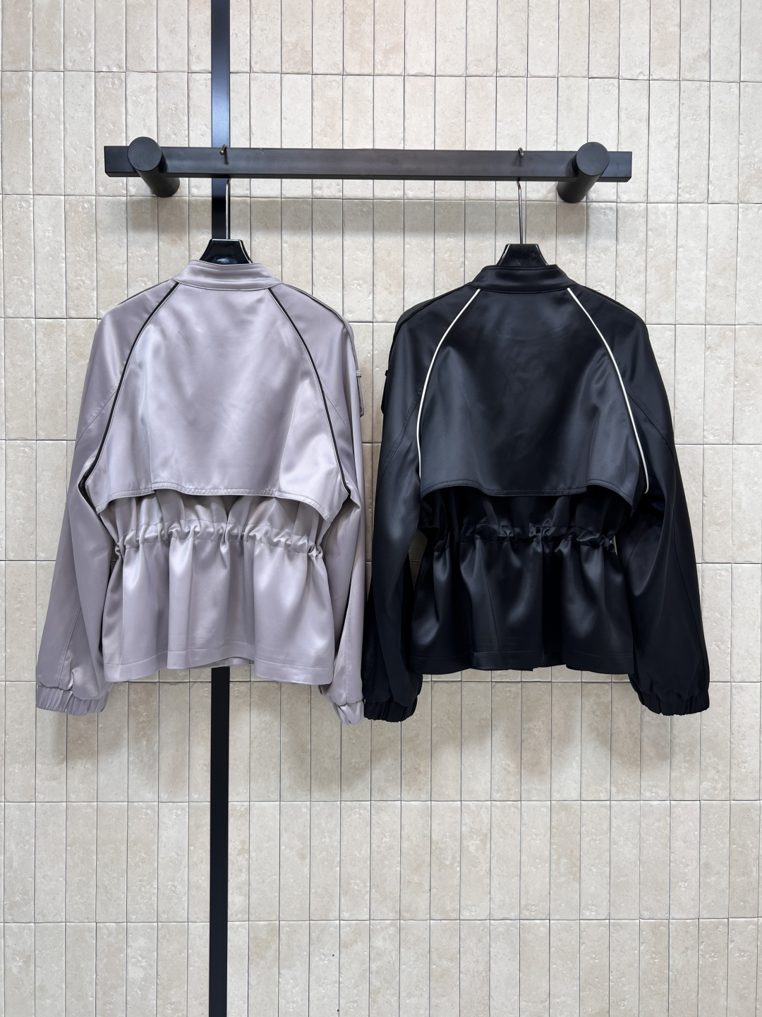 PD家 25早秋新款 立领抽绳收腰风衣 撞色包边点缀插肩袖设计 吸睛又减龄 胸前倒三角标点缀 宽松直筒版