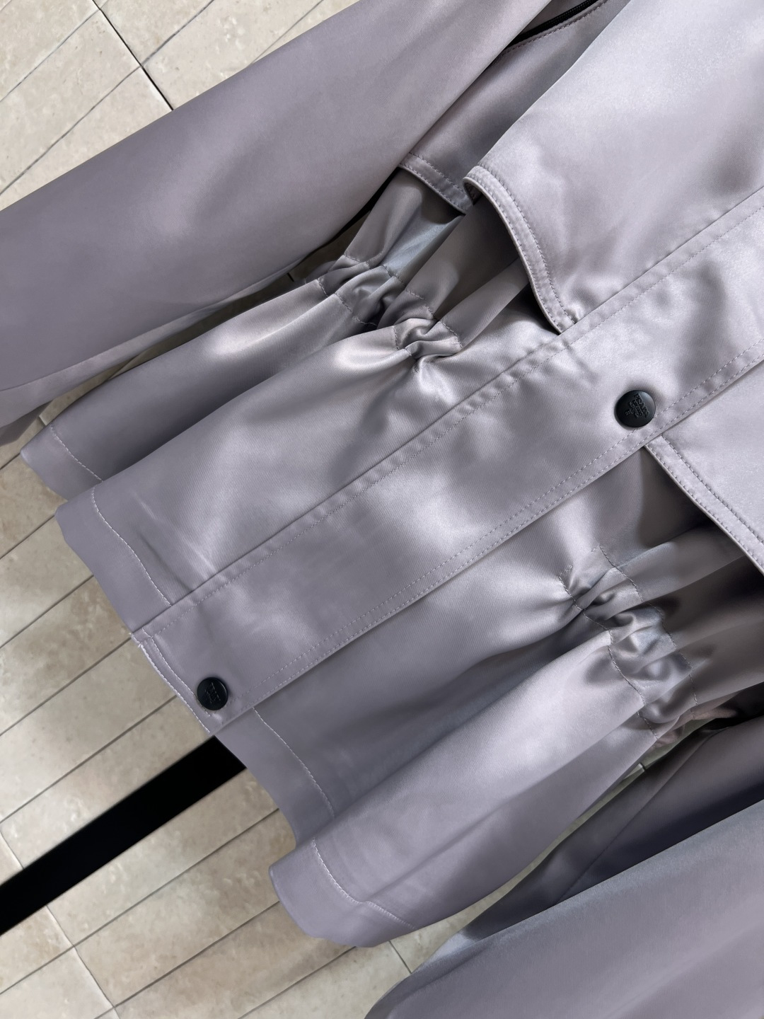 PD家 25早秋新款 立领抽绳收腰风衣 撞色包边点缀插肩袖设计 吸睛又减龄 胸前倒三角标点缀 宽松直筒版