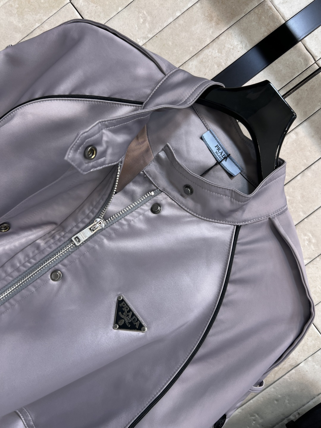 PD家 25早秋新款 立领抽绳收腰风衣 撞色包边点缀插肩袖设计 吸睛又减龄 胸前倒三角标点缀 宽松直筒版