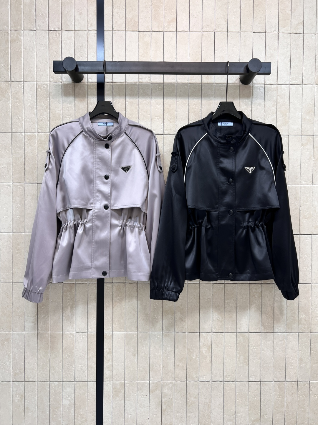 NO:484734,PD Home 25 early autumn new style, stand-up collar drawstring waist-hugging windbreaker, contrasting colored edge-adhesive lattice design, eye-catching and age-reducing, inverted triangle markings on the chest, loose straight-tube style, drawstring waist-hugging, two styles can be randomly switched, the fabric is very crisp, the upper body is stylish and will not soften, the full youthful and girlish mid-length style makes the legs look long, the upper body can be sweet and cool, a fashionable item that is both casual and sporty, very practical, two colors and three-code Size/S-M-L,,dior,alexander wang19860909PD家 25早秋新款 立领抽绳收腰风衣 撞色包边点缀插肩袖设计 吸睛又减龄 胸前倒三角标点缀 宽松直筒版型 也可抽绳收腰 两种风格随意切换 面料很挺括 上身有型不会软塌 满满的青春少女感中长款版型超级显腿长 上身可甜可酷 既休闲又不失运动风的时髦单品 实穿性很高 两色三码Size/S-M-L,,dior,alexander wang,Women's clothing