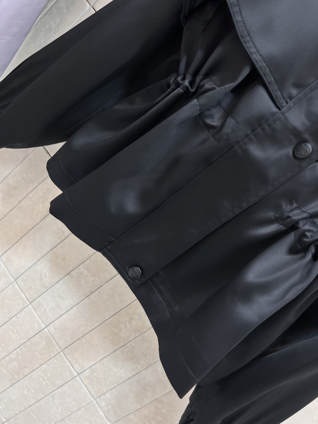 PD家 25早秋新款 立领抽绳收腰风衣 撞色包边点缀插肩袖设计 吸睛又减龄 胸前倒三角标点缀 宽松直筒版