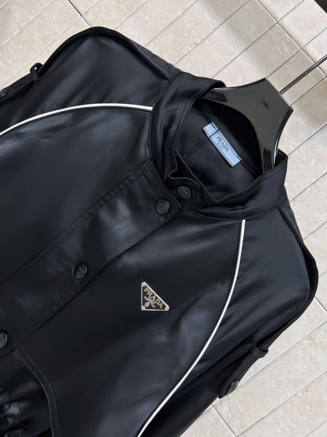 PD家 25早秋新款 立领抽绳收腰风衣 撞色包边点缀插肩袖设计 吸睛又减龄 胸前倒三角标点缀 宽松直筒版