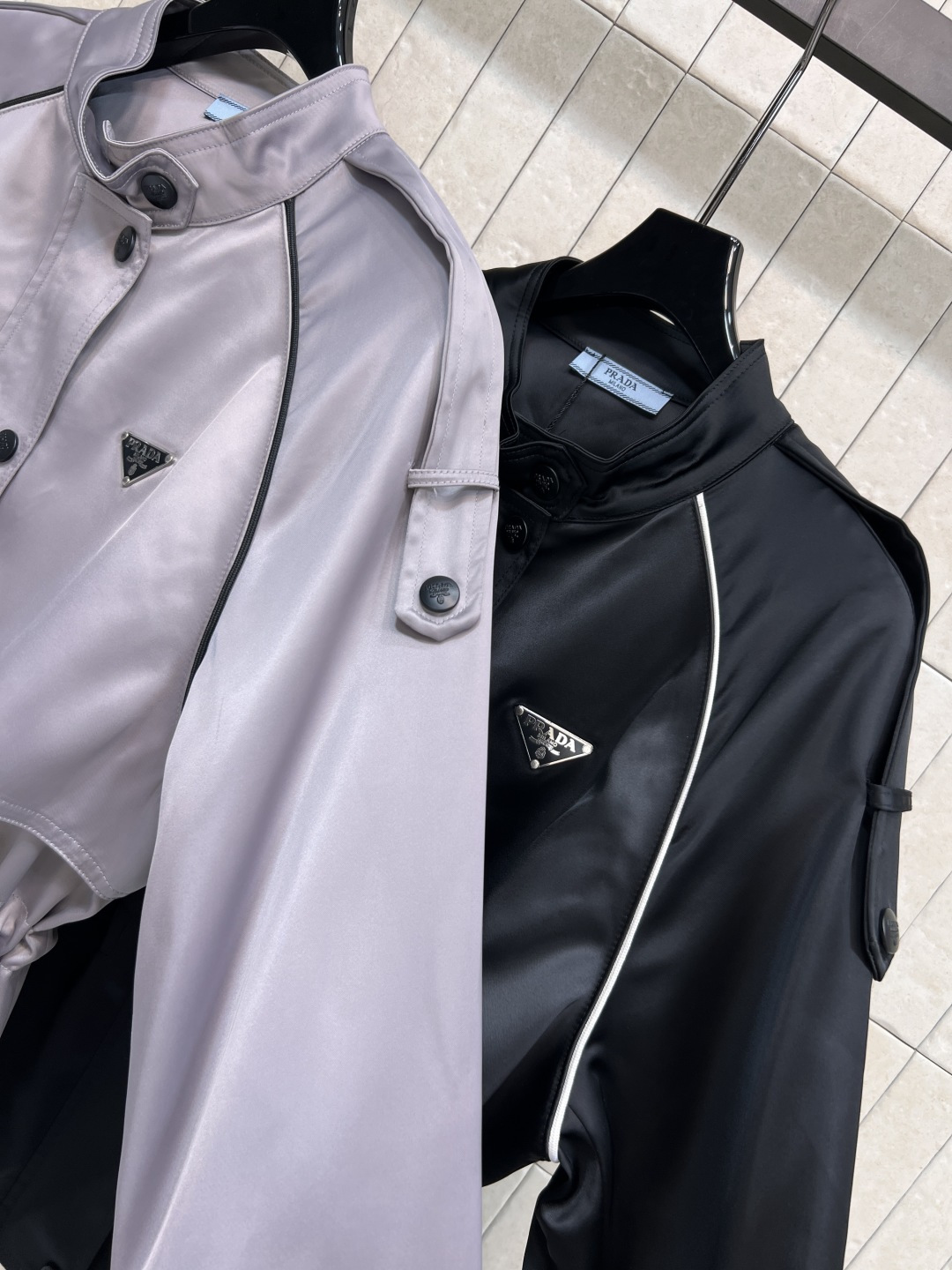 PD家 25早秋新款 立领抽绳收腰风衣 撞色包边点缀插肩袖设计 吸睛又减龄 胸前倒三角标点缀 宽松直筒版