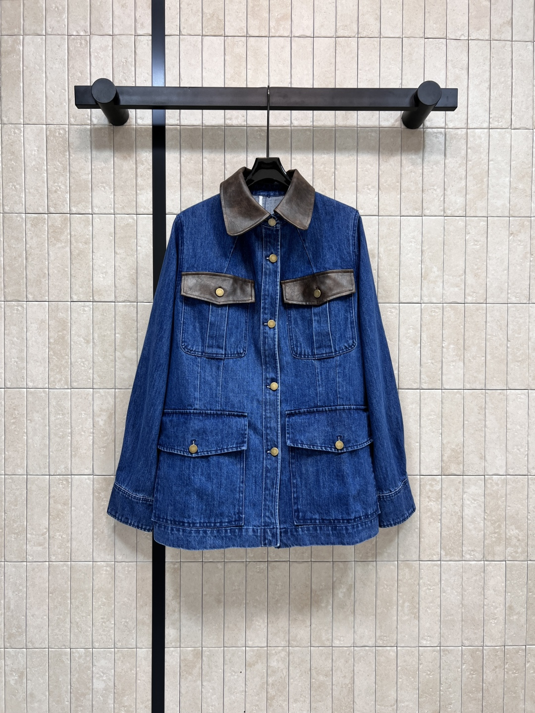 NO:484673,PD Home 25 early autumn new leather lapel denim jacket jacket with four pockets on the front, gold buckle decoration blessed This blue is high-end and straightforward, with a unique loose fit and unique tailoring, easy to wear and relax, cool and age-reducing, retro and fashionable immediately get out of the street easily Size/S-M-L,,dior, jackets & coats, jackets & coats, alexander wang19860909PD家 25早秋新款 皮革翻领牛仔夹克外套 正面四口袋点缀 金扣修饰加持 这个蓝高级又正点 宽松版型剪裁独特 轻松穿出时髦休闲感 上身酷帅减龄 复古时髦立马get 轻松出街 Size/S-M-L,,dior,jackets & coats,jackets & coats,alexander wang,Women's clothing