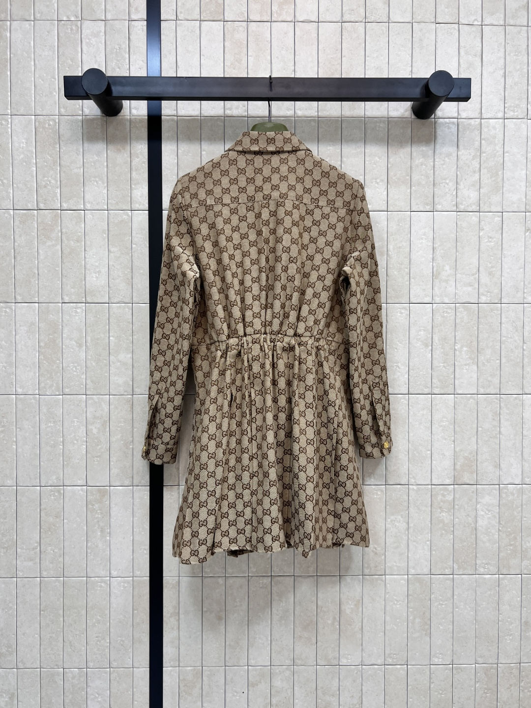 G家 25早秋新款 双G提花翻领长袖连衣裙 气质翻领设计 定制双G金扣装饰 压褶裙摆设计 上身超显气质显