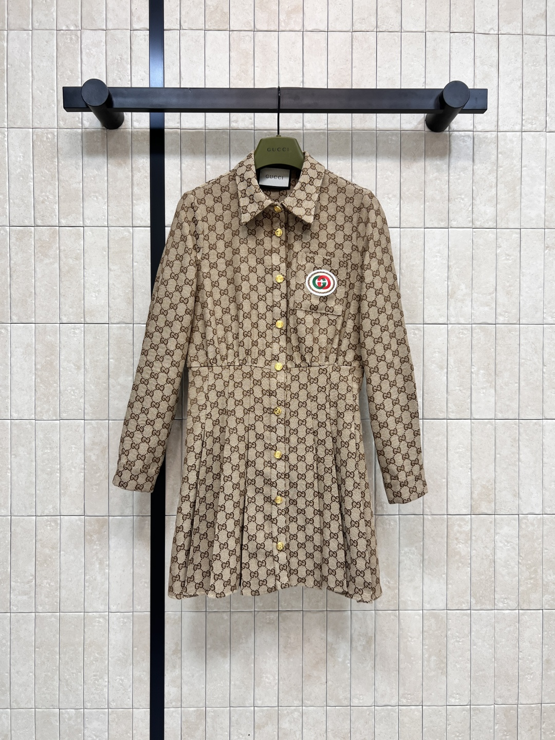 NO:484686,G Home 25 early autumn new double G jacquard lapel long-sleeved dress temperament lapel design custom double G gold buckle decoration pleated skirt design upper body super temperament and slimming YB double G jacquard fabric custom hardware accessories one color three codes Size/S-M-L, gucci, skirts, alexander wang19860909G家 25早秋新款 双G提花翻领长袖连衣裙 气质翻领设计 定制双G金扣装饰 压褶裙摆设计 上身超显气质显瘦 YB双G提花面料 开模定制的五金配件 一色三码 Size/S-M-L,,gucci,skirts,alexander wang,Women's clothing