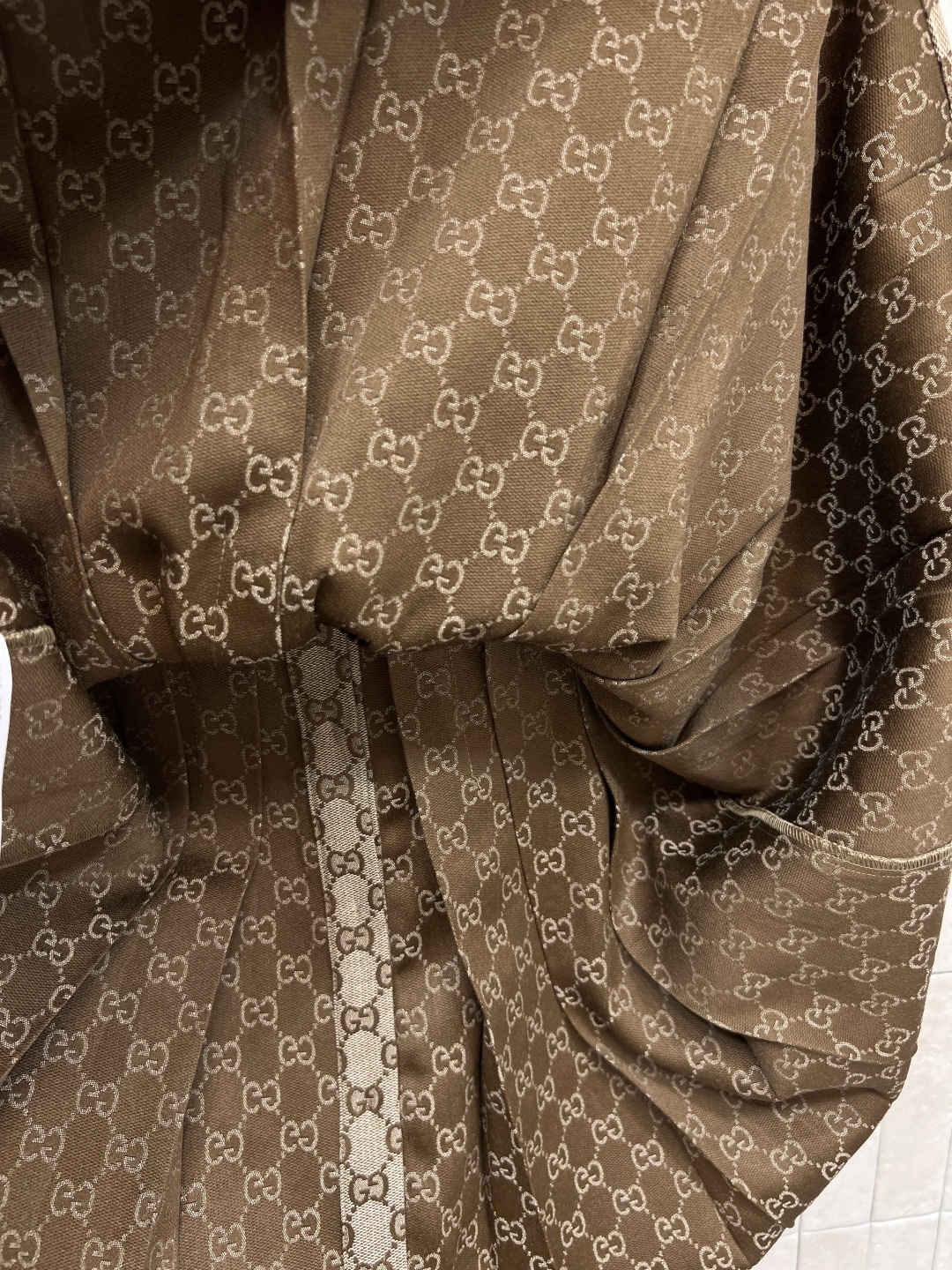 G家 25早秋新款 双G提花翻领长袖连衣裙 气质翻领设计 定制双G金扣装饰 压褶裙摆设计 上身超显气质显