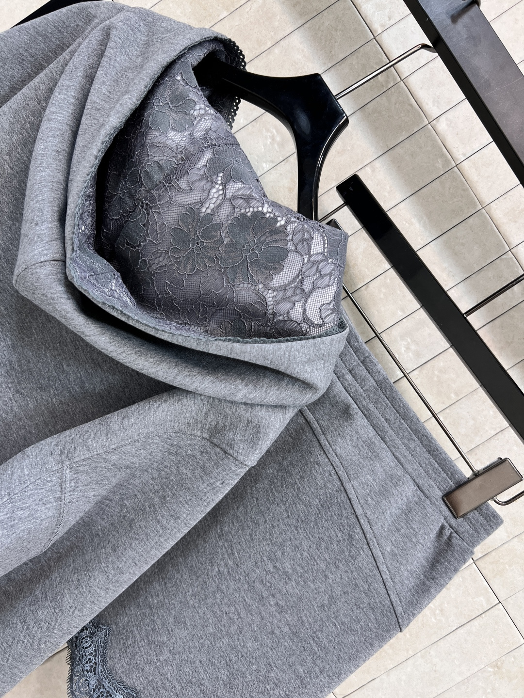 PD家 25早秋新款 蕾丝拼接休闲套装 蕾丝连帽长袖卫衣+松紧腰短裙 绝绝子一套搭配 经典三角徽标点辍 