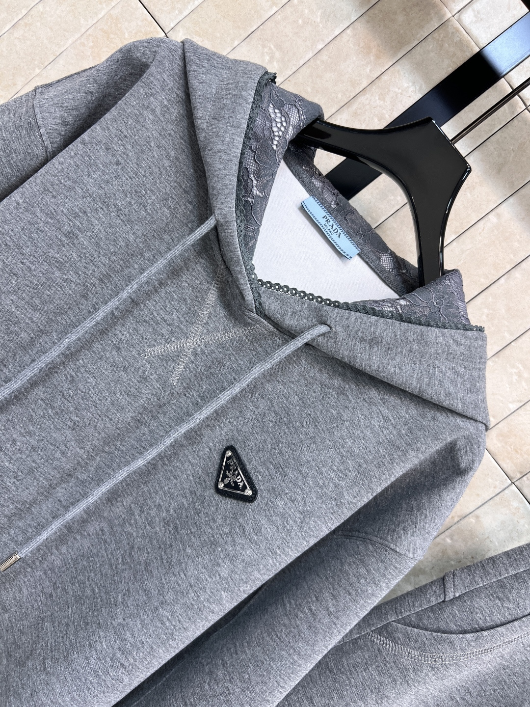 PD家 25早秋新款 蕾丝拼接休闲套装 蕾丝连帽长袖卫衣+松紧腰短裙 绝绝子一套搭配 经典三角徽标点辍 