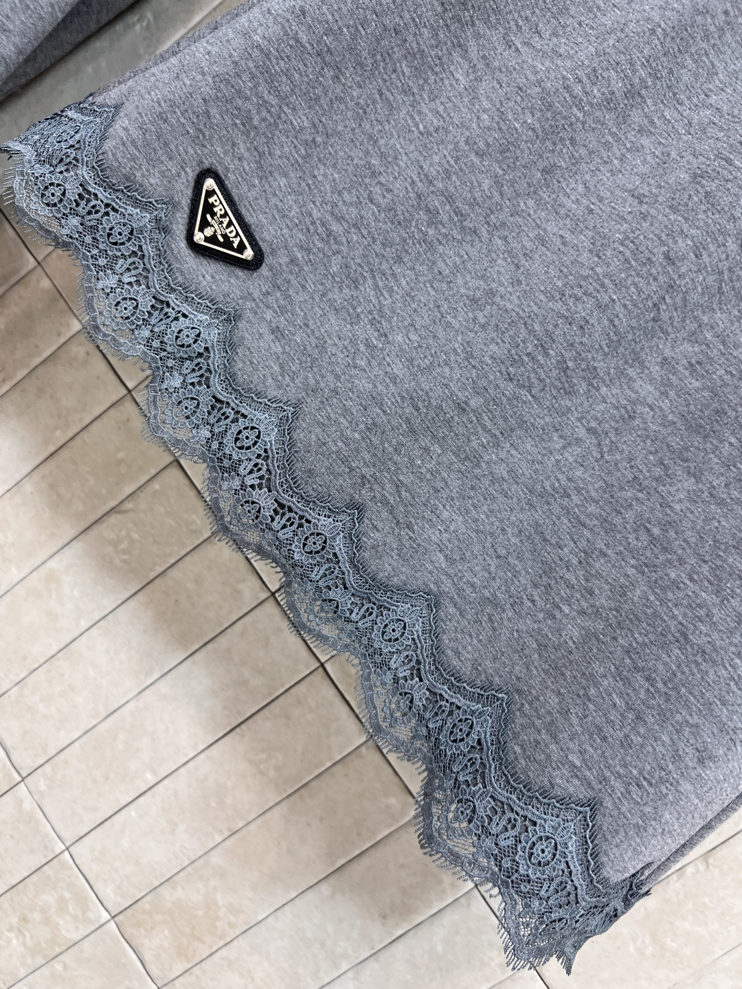 PD家 25早秋新款 蕾丝拼接休闲套装 蕾丝连帽长袖卫衣+松紧腰短裙 绝绝子一套搭配 经典三角徽标点辍 