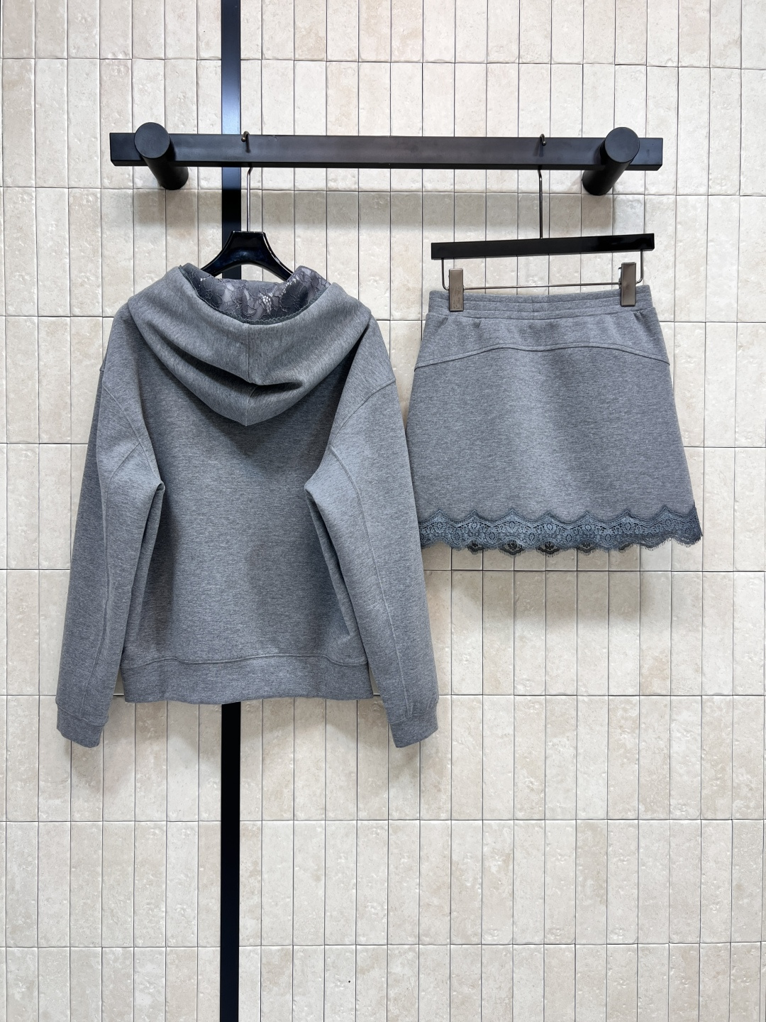 PD家 25早秋新款 蕾丝拼接休闲套装 蕾丝连帽长袖卫衣+松紧腰短裙 绝绝子一套搭配 经典三角徽标点辍 