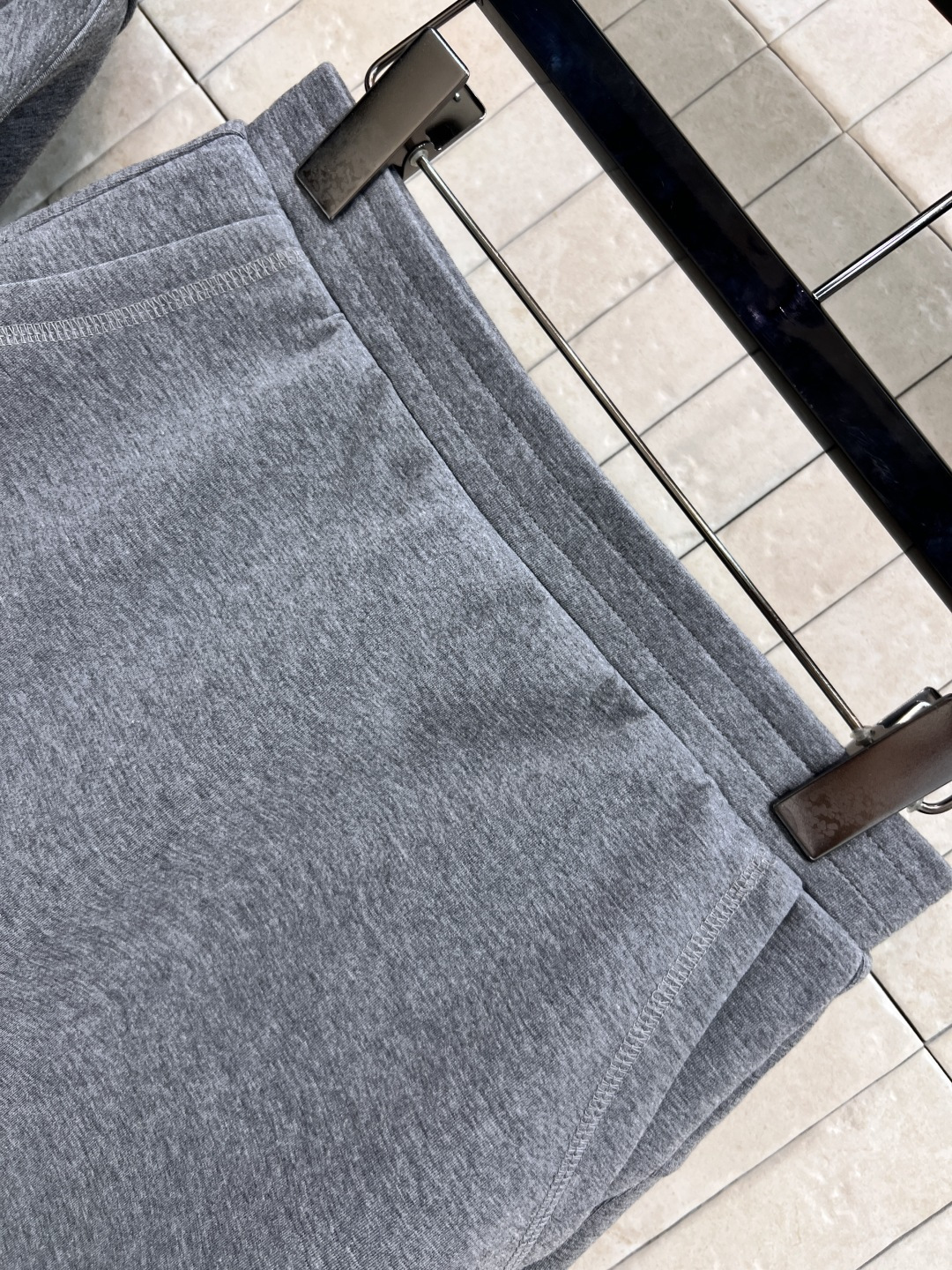 PD家 25早秋新款 蕾丝拼接休闲套装 蕾丝连帽长袖卫衣+松紧腰短裙 绝绝子一套搭配 经典三角徽标点辍 