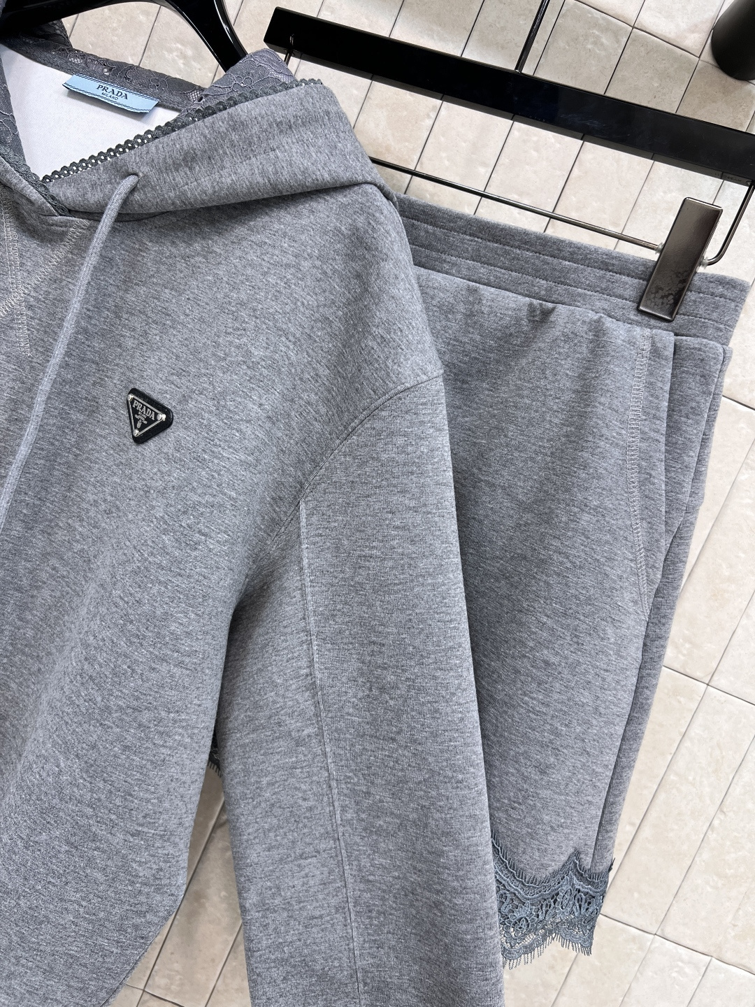 PD家 25早秋新款 蕾丝拼接休闲套装 蕾丝连帽长袖卫衣+松紧腰短裙 绝绝子一套搭配 经典三角徽标点辍 