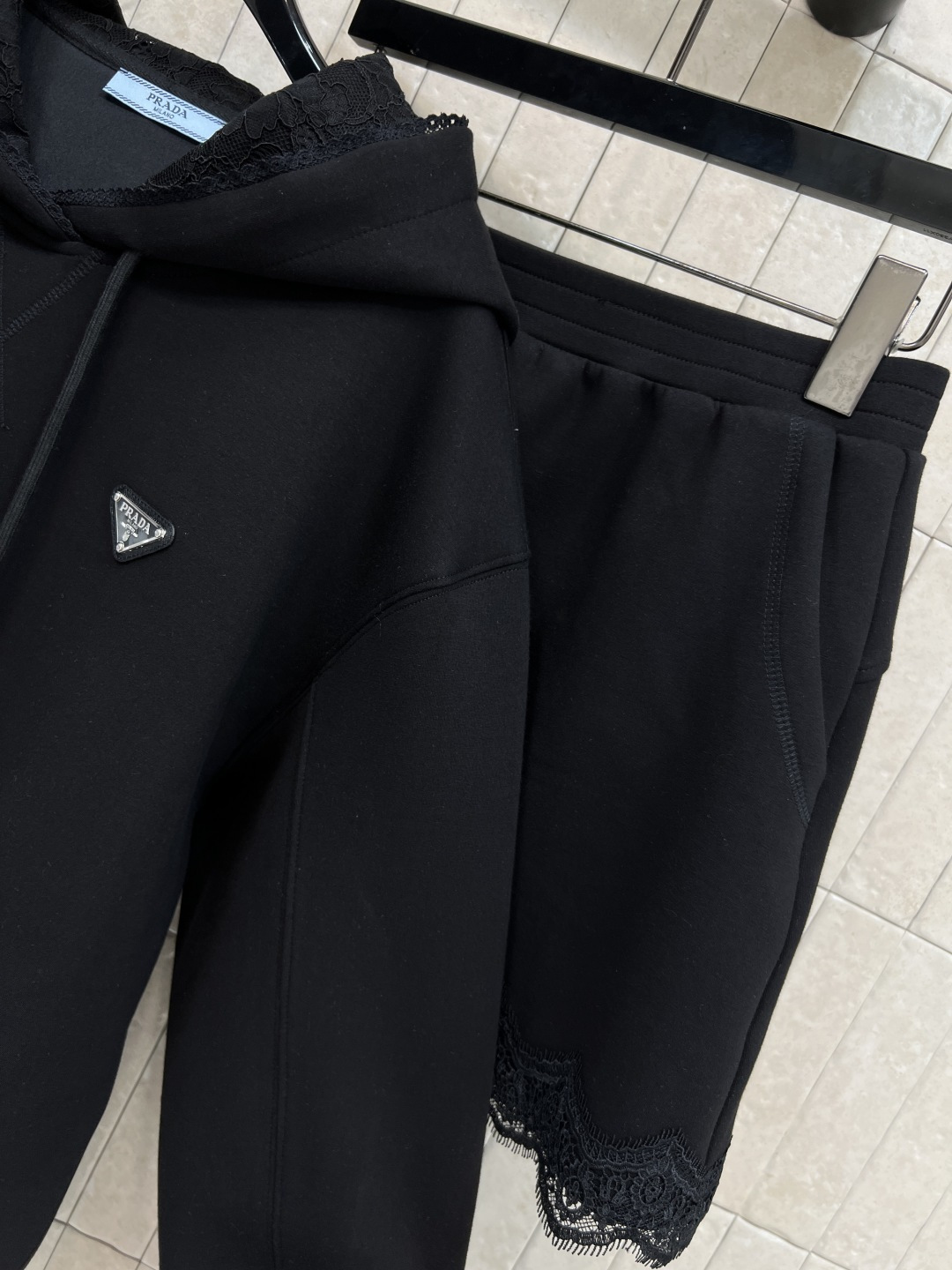 PD家 25早秋新款 蕾丝拼接休闲套装 蕾丝连帽长袖卫衣+松紧腰短裙 绝绝子一套搭配 经典三角徽标点辍 