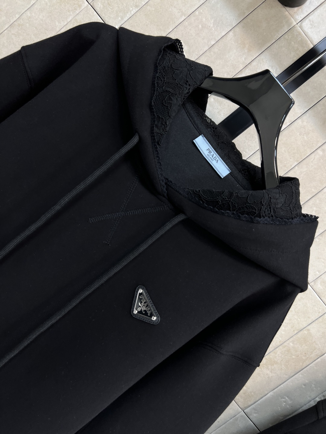 PD家 25早秋新款 蕾丝拼接休闲套装 蕾丝连帽长袖卫衣+松紧腰短裙 绝绝子一套搭配 经典三角徽标点辍 