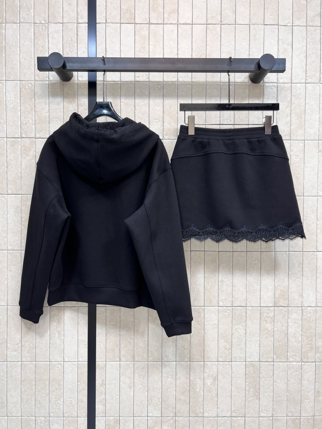 PD家 25早秋新款 蕾丝拼接休闲套装 蕾丝连帽长袖卫衣+松紧腰短裙 绝绝子一套搭配 经典三角徽标点辍 