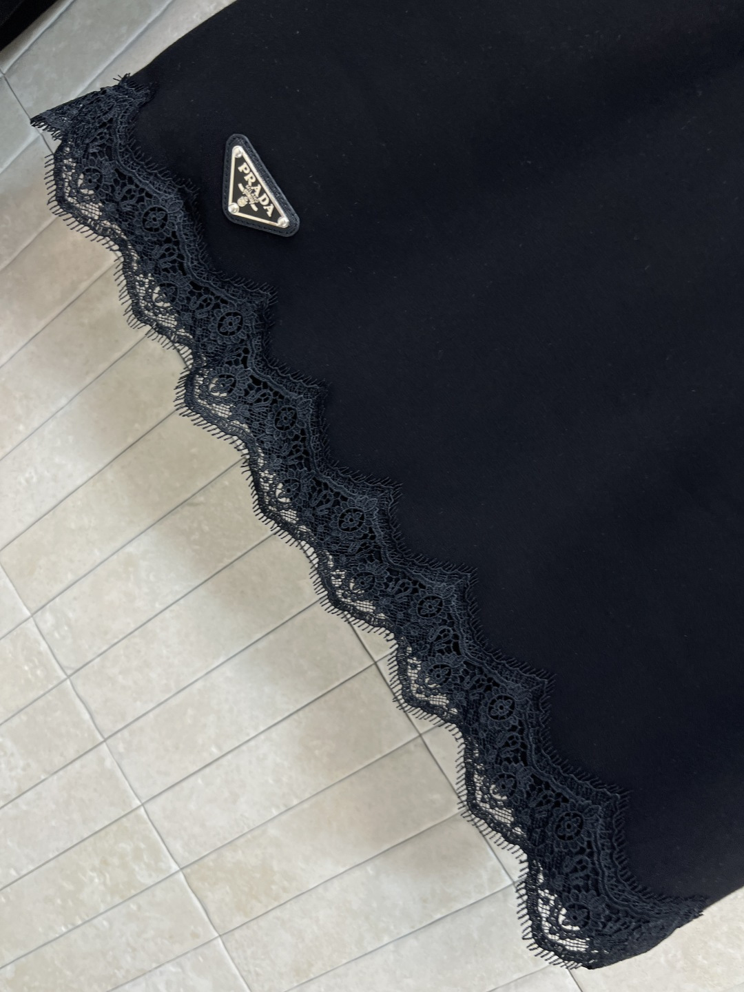 PD家 25早秋新款 蕾丝拼接休闲套装 蕾丝连帽长袖卫衣+松紧腰短裙 绝绝子一套搭配 经典三角徽标点辍 