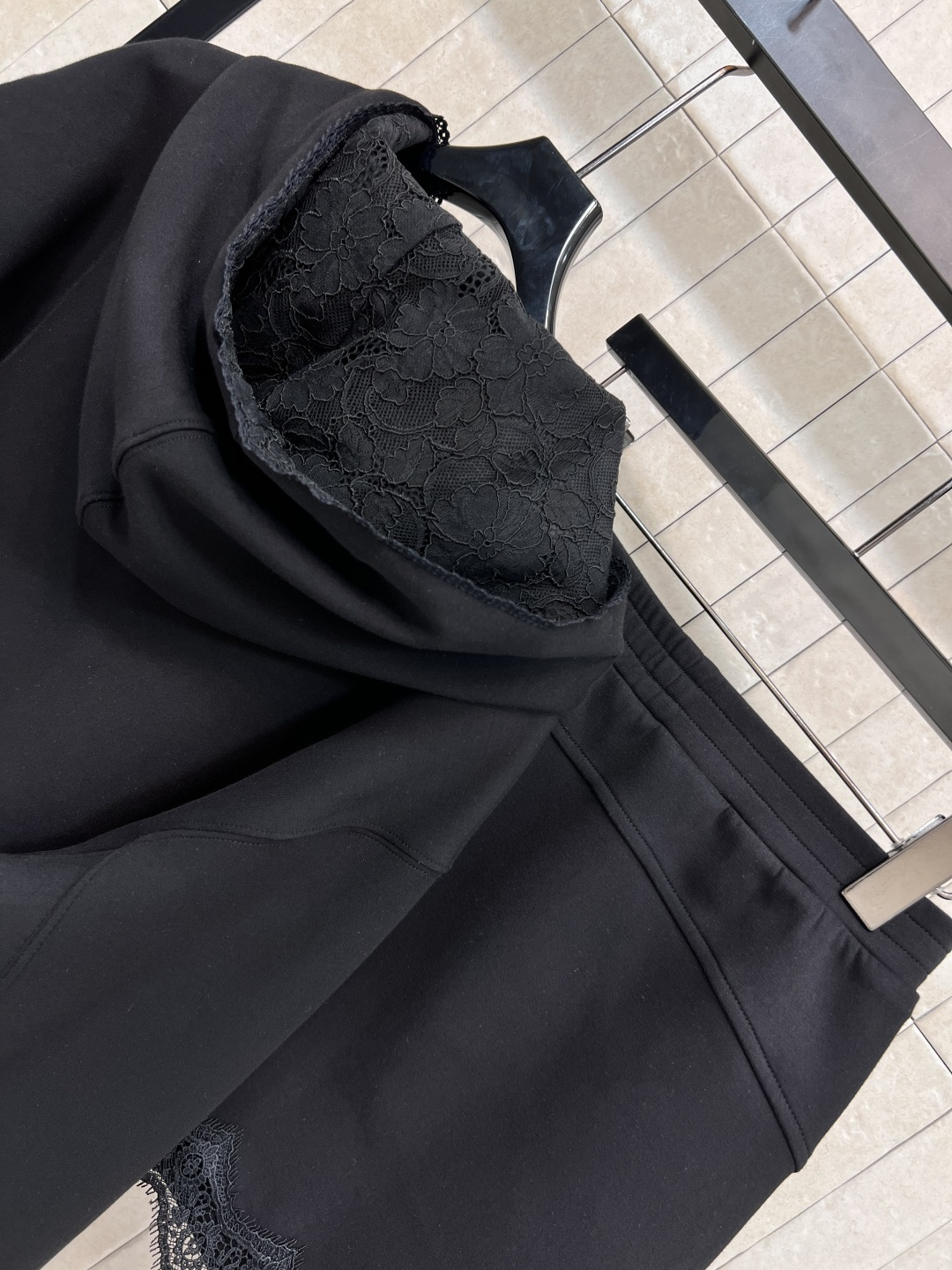 PD家 25早秋新款 蕾丝拼接休闲套装 蕾丝连帽长袖卫衣+松紧腰短裙 绝绝子一套搭配 经典三角徽标点辍 