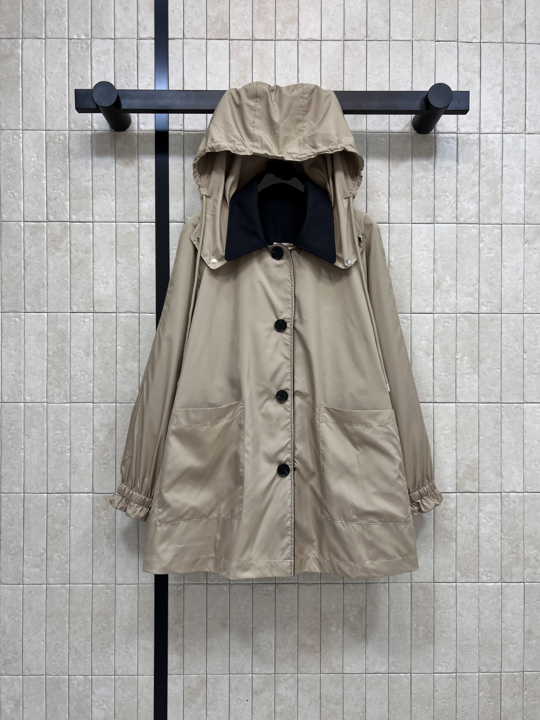 NO:485609,PD Home 25 early autumn new style, double-sided hooded trench coat, hooded removable design, one side is black trench coat fabric, lapel loose style, the other side is khaki nylon fabric, eye-catching and fashionable, the upper body shows youthful vitality, the double-sided style is randomly matched, open-model letter logo button, exquisite and high-end one color three-code Size/S-M-L,,dior,jackets & coats,hats,alexander wang19860909PD家 25早秋新款 双面穿连帽风衣外套 连帽可拆卸设计 一面是黑色风衣面料 翻领宽松版型 另一面是卡其色尼龙面料 吸睛时髦感十足 上身彰显年轻活力气息 双面风格随意搭配 开模字母logo扣子 精致又高级一色三码 Size/S-M-L,,dior,jackets & coats,hats,alexander wang,Women's clothing