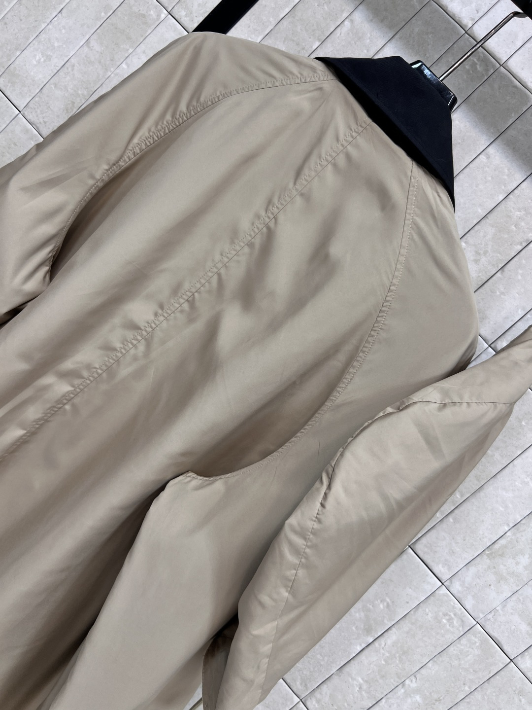 PD家 25早秋新款 双面穿连帽风衣外套 连帽可拆卸设计 一面是黑色风衣面料 翻领宽松版型 另一面是卡其