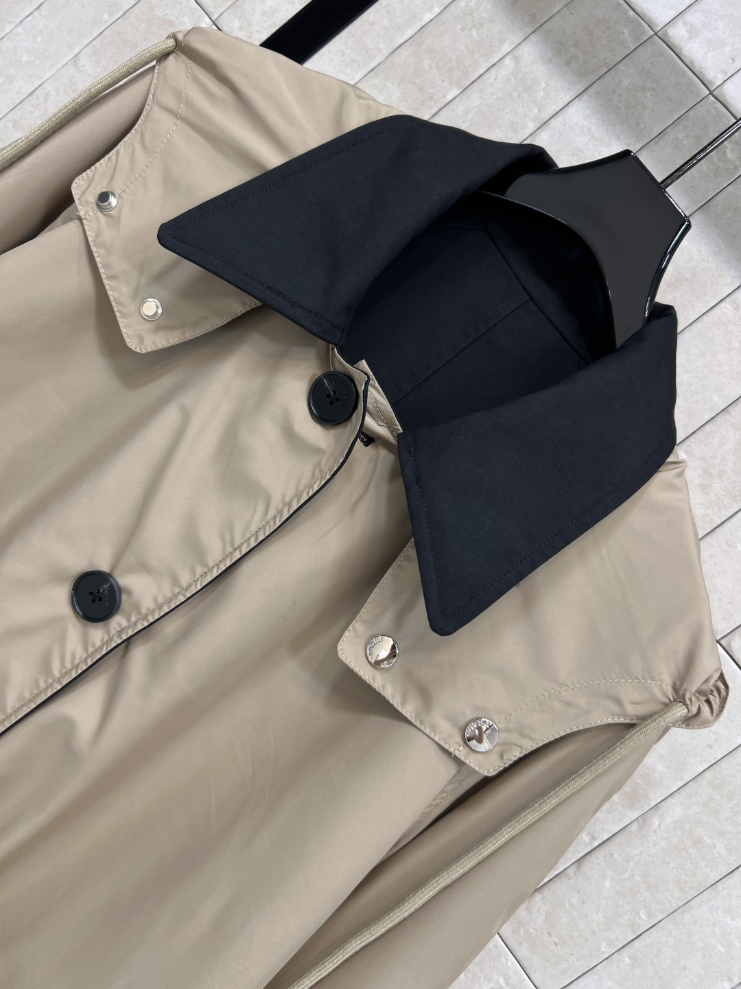 PD家 25早秋新款 双面穿连帽风衣外套 连帽可拆卸设计 一面是黑色风衣面料 翻领宽松版型 另一面是卡其