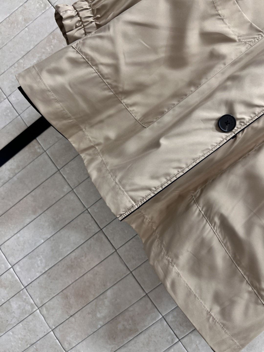 PD家 25早秋新款 双面穿连帽风衣外套 连帽可拆卸设计 一面是黑色风衣面料 翻领宽松版型 另一面是卡其