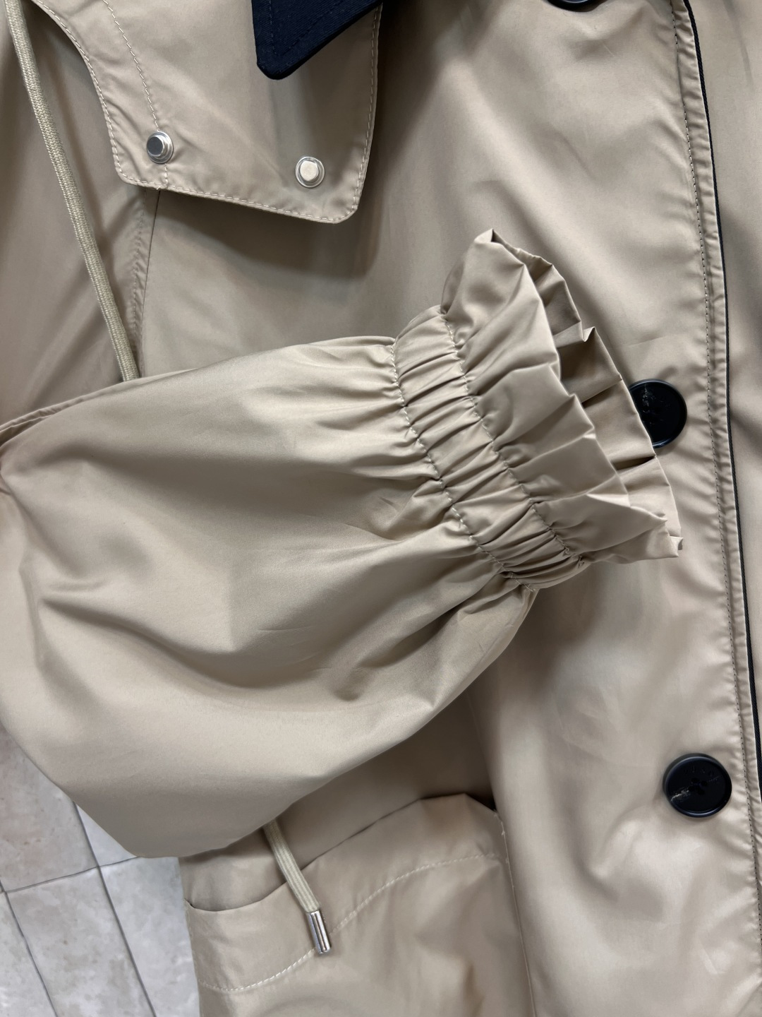 PD家 25早秋新款 双面穿连帽风衣外套 连帽可拆卸设计 一面是黑色风衣面料 翻领宽松版型 另一面是卡其