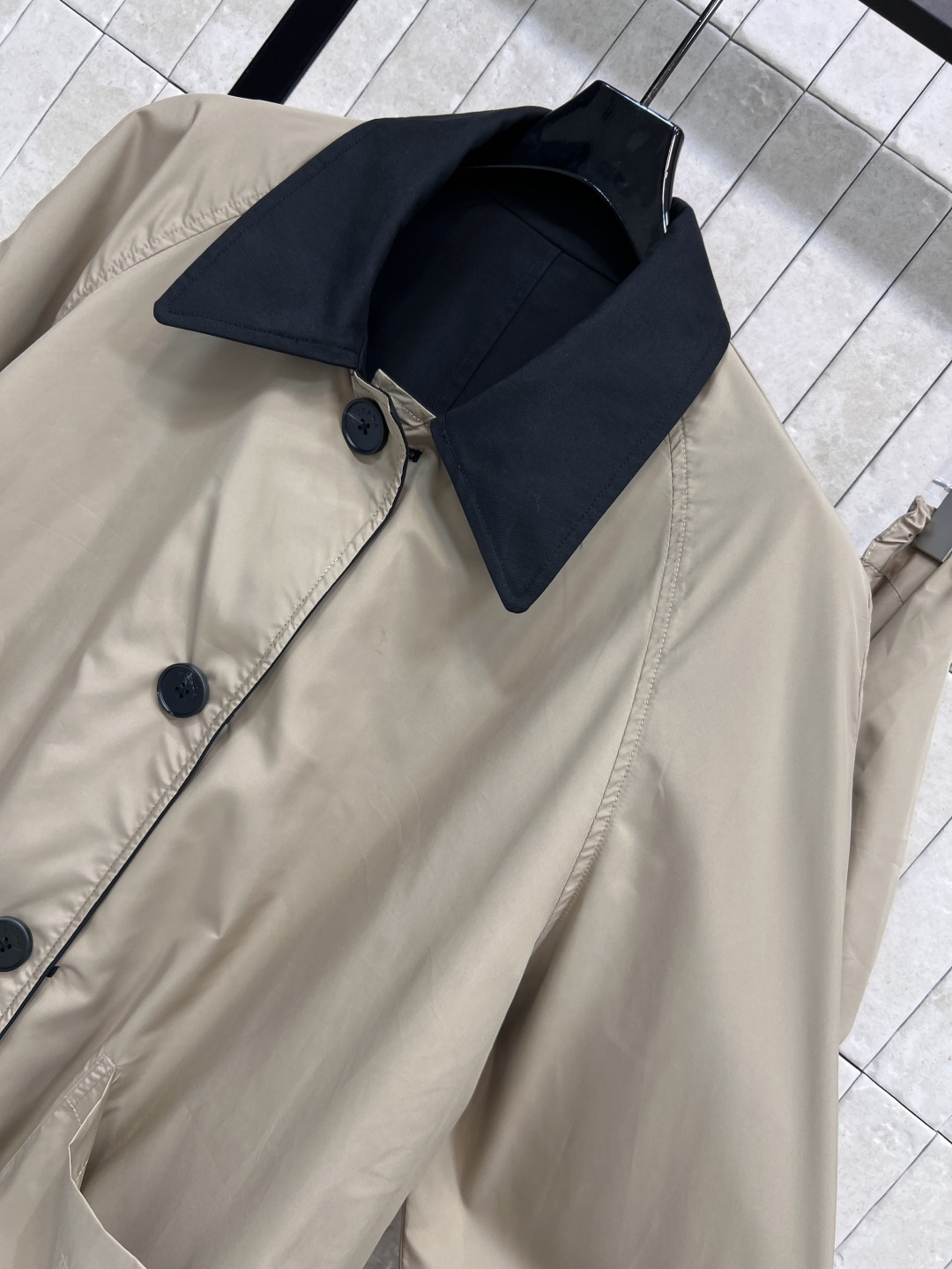 PD家 25早秋新款 双面穿连帽风衣外套 连帽可拆卸设计 一面是黑色风衣面料 翻领宽松版型 另一面是卡其