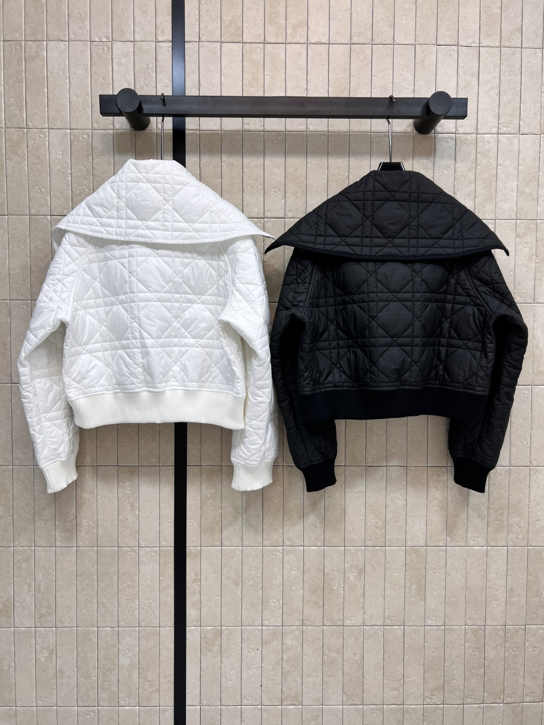 D家 25早秋新款 双面走线夹棉菱格纹衍缝 大翻领棉服外套 重工绗缝双向拉链设计 非常重工的系列 双层夹