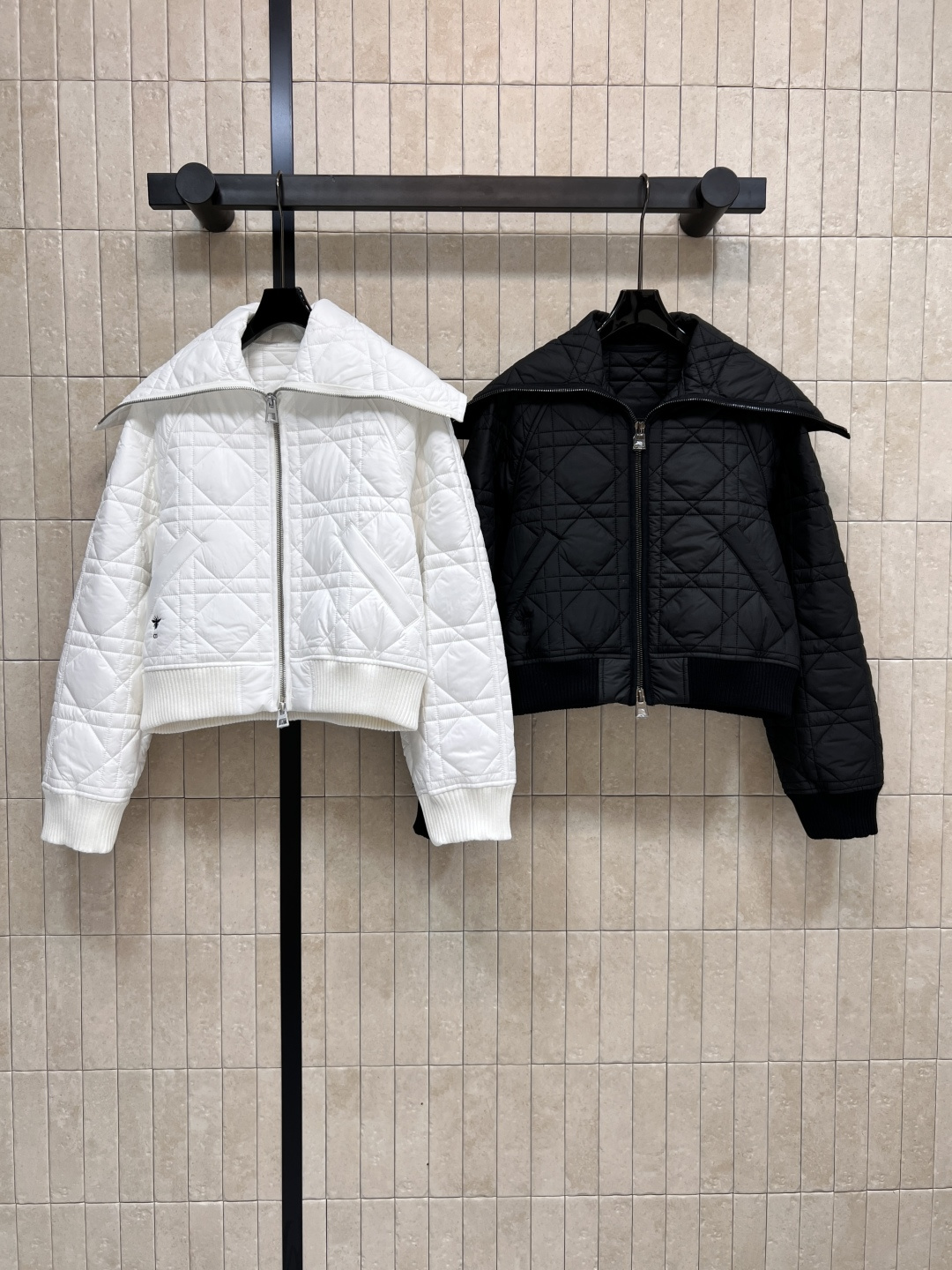 NO:485622,D Home 25 early autumn new style, double-sided wired cotton diamond slit, large lapel cotton jacket, heavy industry quilted two-way zipper design, very heavy industry series, double-layer cotton, fully positioned cut pieces, just as delicate inside and outside, very light and not bulky, warm and powerful, the key is to be fashionable enough, minimalist and generous, not picky, easy to match, two-color three-code Size/S-M-L,,dior, jackets & coats,alexander wang19860909D家 25早秋新款 双面走线夹棉菱格纹衍缝 大翻领棉服外套 重工绗缝双向拉链设计 非常重工的系列 双层夹棉 全定位裁片 内外一样精致 非常轻便不会笨重 保暖又很强大 重点是足够时髦感 极简大方不挑人 轻松搭配出街 两色三码Size/S-M-L,,dior,jackets & coats,alexander wang,Women's clothing