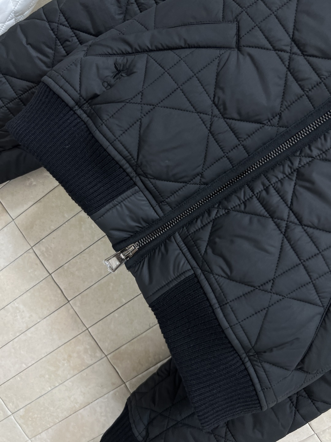 D家 25早秋新款 双面走线夹棉菱格纹衍缝 大翻领棉服外套 重工绗缝双向拉链设计 非常重工的系列 双层夹