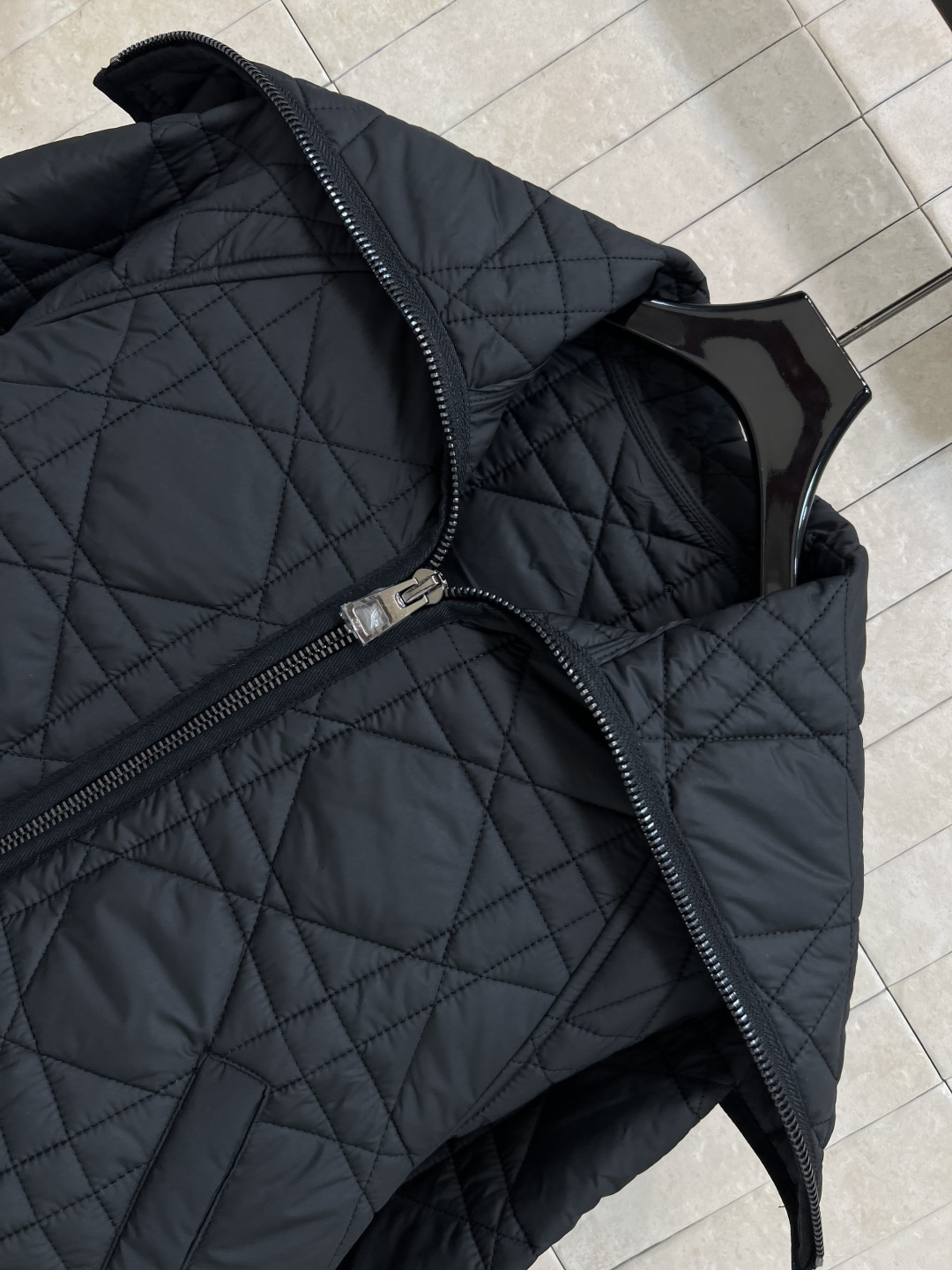 D家 25早秋新款 双面走线夹棉菱格纹衍缝 大翻领棉服外套 重工绗缝双向拉链设计 非常重工的系列 双层夹