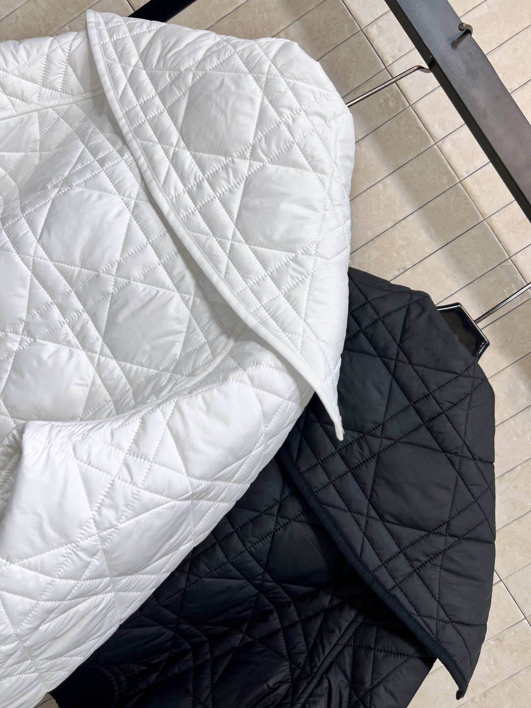 D家 25早秋新款 双面走线夹棉菱格纹衍缝 大翻领棉服外套 重工绗缝双向拉链设计 非常重工的系列 双层夹