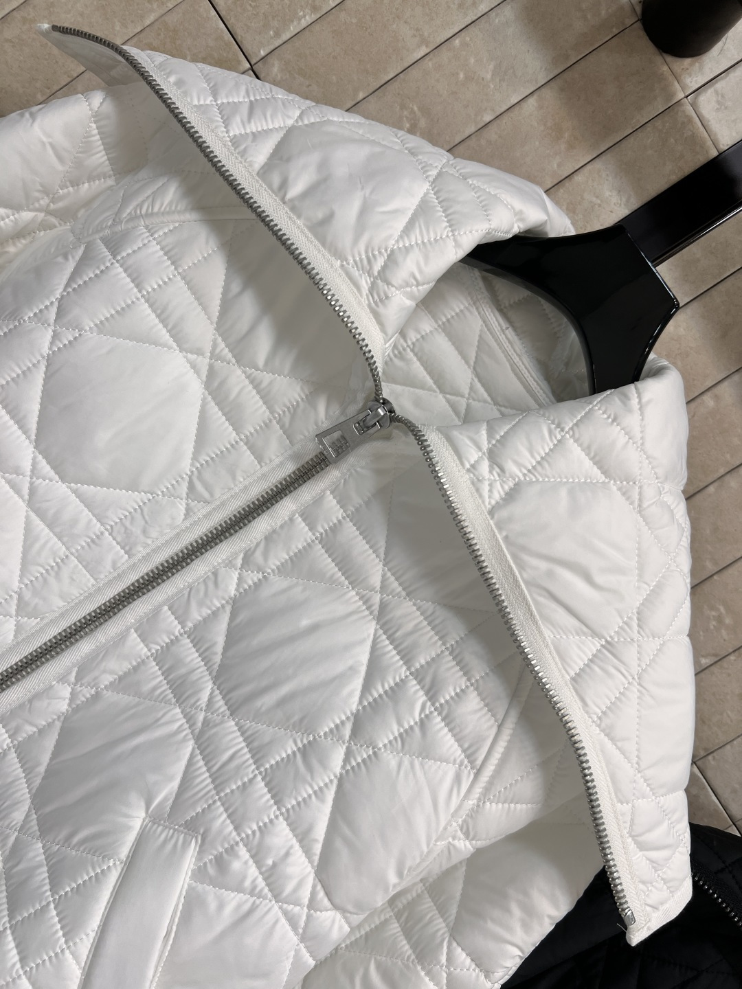 D家 25早秋新款 双面走线夹棉菱格纹衍缝 大翻领棉服外套 重工绗缝双向拉链设计 非常重工的系列 双层夹