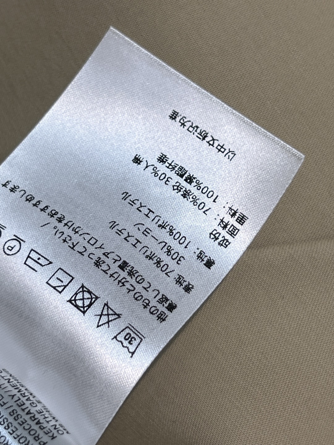 M家 25早秋新款 腰带装饰A字开叉半裙 高腰版型搭配A字两侧logo按扣开叉设计 裙摆 休闲不失时尚感