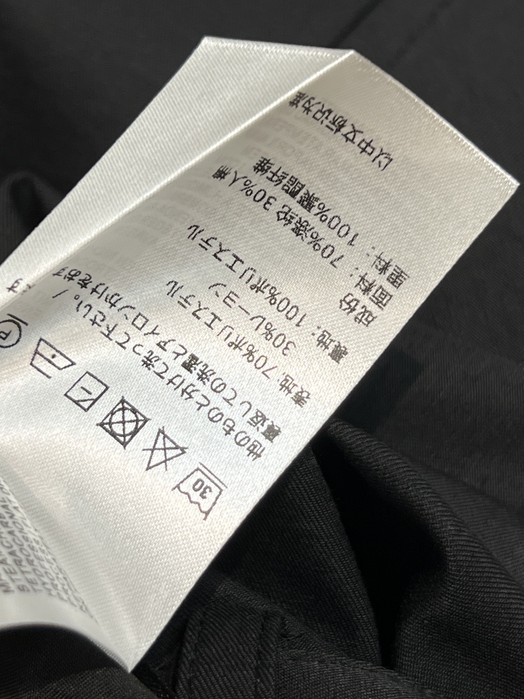 M家 25早秋新款 腰带装饰A字开叉半裙 高腰版型搭配A字两侧logo按扣开叉设计 裙摆 休闲不失时尚感