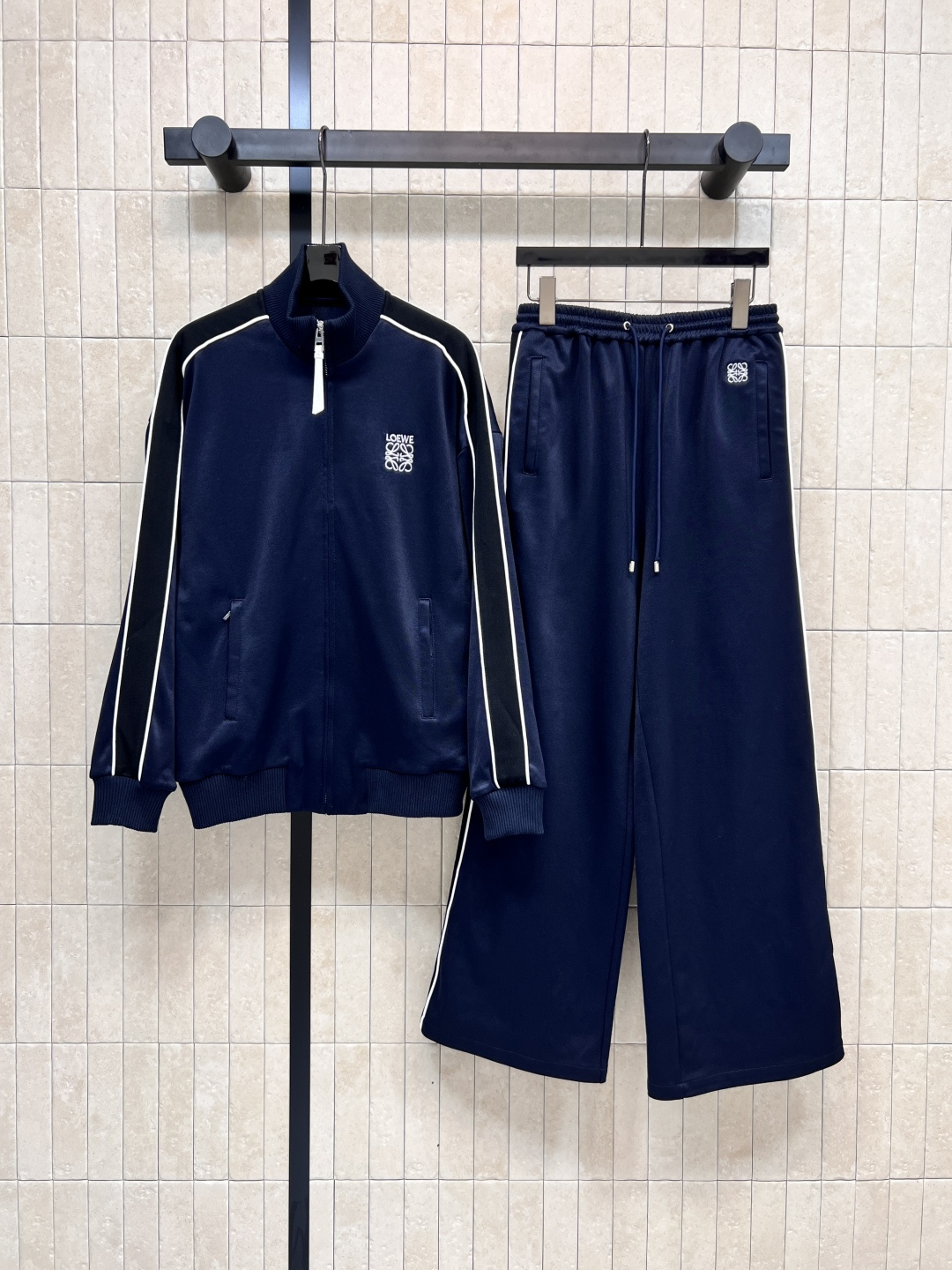 NO:485650,LW Home 25 early autumn new dark blue casual suit stand collar jacket + high waist wide-leg pants dark blue and autumn are perfect matches. Classic brand embroidery logo embellishment on the chest loose style. A set of top body age-reducing and fashionable casual. It is a versatile and not picky classic series. Size/S-M-L,, jackets & coats, jackets & coats, alexander wang19860909LW家 25早秋新款 深蓝色休闲套装 立领夹克外套+高腰阔腿裤 深蓝色跟秋天简直是绝配 胸前经典的品牌刺绣logo点缀 宽松版型 一套上身减龄又时髦休闲 属于百搭不挑人的经典系列 Size/S-M-L,,jackets & coats,jackets & coats,alexander wang,Women's clothing