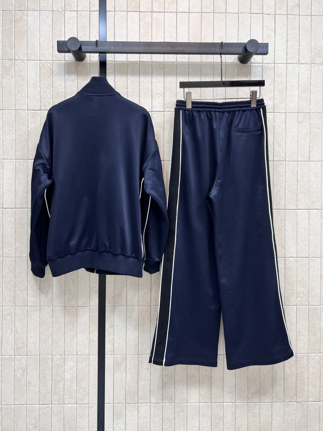 LW家 25早秋新款 深蓝色休闲套装 立领夹克外套+高腰阔腿裤 深蓝色跟秋天简直是绝配 胸前经典的品牌刺