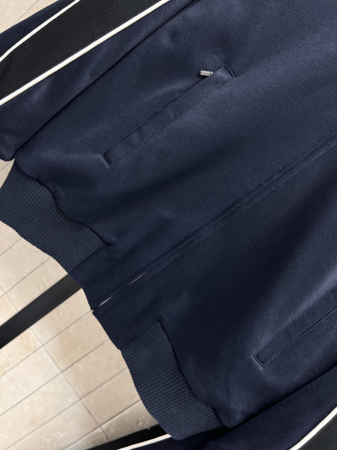 LW家 25早秋新款 深蓝色休闲套装 立领夹克外套+高腰阔腿裤 深蓝色跟秋天简直是绝配 胸前经典的品牌刺