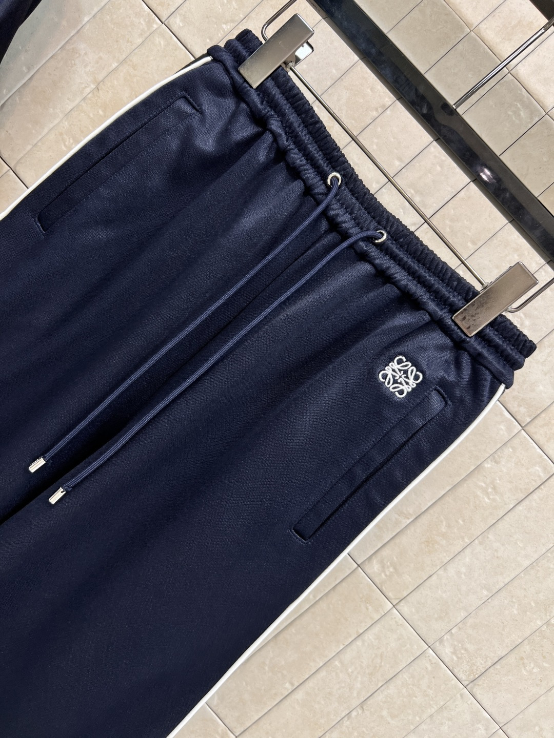 LW家 25早秋新款 深蓝色休闲套装 立领夹克外套+高腰阔腿裤 深蓝色跟秋天简直是绝配 胸前经典的品牌刺