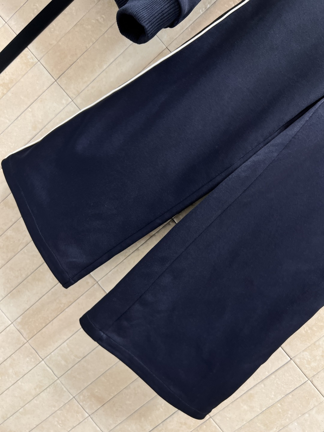 LW家 25早秋新款 深蓝色休闲套装 立领夹克外套+高腰阔腿裤 深蓝色跟秋天简直是绝配 胸前经典的品牌刺