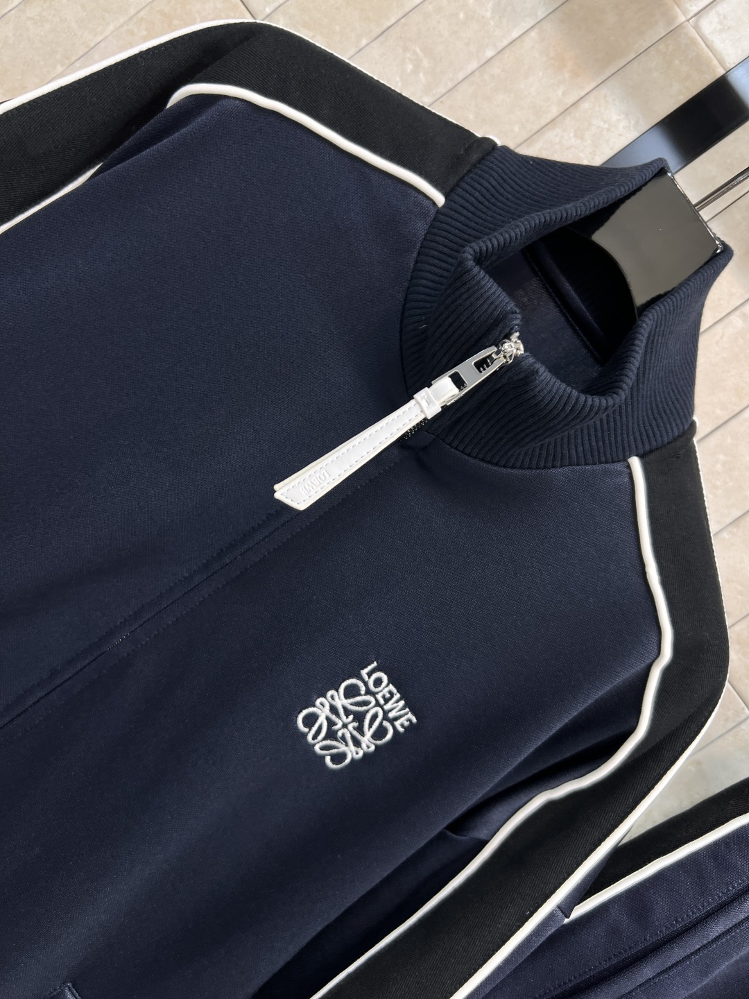 LW家 25早秋新款 深蓝色休闲套装 立领夹克外套+高腰阔腿裤 深蓝色跟秋天简直是绝配 胸前经典的品牌刺